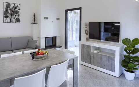 Villa La Rodina - Diano Marina: Propiedad, Mueble, Planta, Sofá, Mesa, Marco, Planta De Casa, Diseño De Interiores, Suelo, Sala
