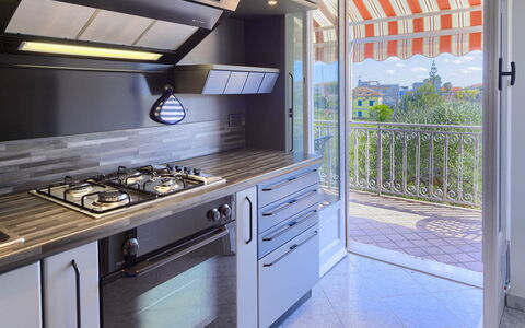 Villa La Rodina - Diano Marina: Gabinetes, Estufa De Gas, Mostrador, Aparato De Cocina, Estufa, Estufa De Cocina, Fregadero, Madera, Edificio, Cocina