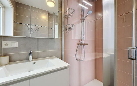 Westhinder with Balcony: Baño, Arreglo De Tubería, Diseño De Interiores, Piso, Suelo, Grifo, Lavabo, Plomería, Lavabo Del Baño, Ducha