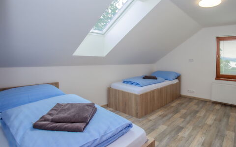 Dehtáře: Mueble, Edificio, Comodidad, Azur, Textil, Madera, Cama, Casa, Diseño De Interiores, Marco De La Cama