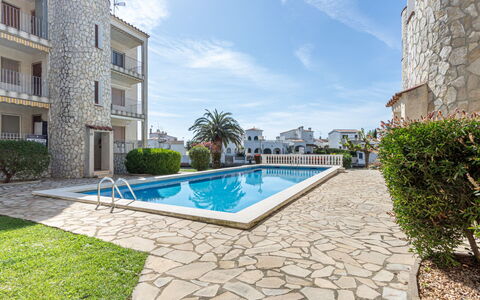 Flamicell: Cielo, Agua, Planta, Nube, Propiedad, Edificio, Piscina, Azur, Ventana, Hierba