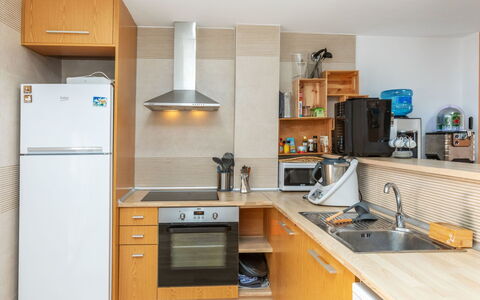 Residencial Oropesa - la Concha: Aparato De Cocina, Cocina, Mostrador, Gabinetes, Mueble, Electrodoméstico, Piso, Diseño De Interiores, Madera, Electrodoméstico