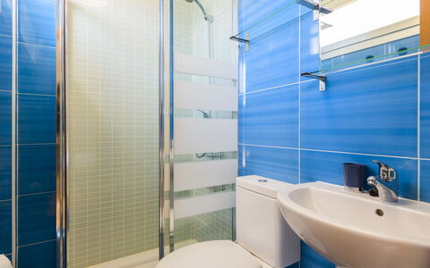 Residencial Oropesa - la Concha: Arreglo De Tubería, Lavabo, Propiedad, Grifo, Azul, Edificio, Baño, Púrpura, Lavabo Del Baño, Diseño De Interiores