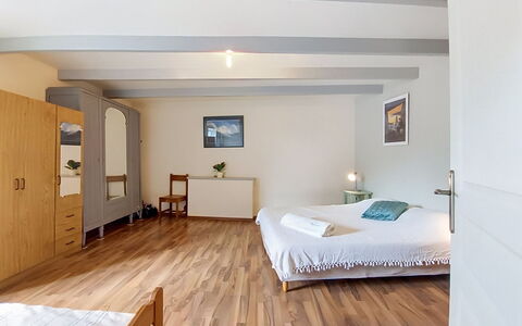 Ty Coz: Mueble, Cama, Diseño De Interiores, Suelo, Habitación, Piso, Pared, Lecho, Sábana, Habitación
