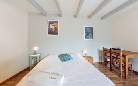 Ty Coz: Cama, Diseño De Interiores, Piso, Suelo, Habitación, Mueble, Pared, Madera, Techo, Sábana