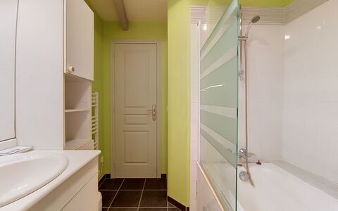 Ty Coz: Piso, Pared, Diseño De Interiores, Baño, Arreglo De Tubería, Suelo, Lavabo Del Baño, Techo, Plomería, Mueble De Baño