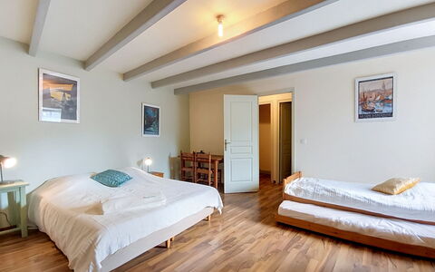 Ty Coz: Cama, Mueble, Diseño De Interiores, Suelo, Piso, Habitación, Pared, Madera, Sábana, Techo