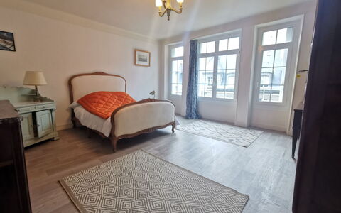 Le Panoramique: Propiedad, Ventana, Edificio, Madera, Encendiendo, Sombra, Diseño De Interiores, Comodidad, Piso