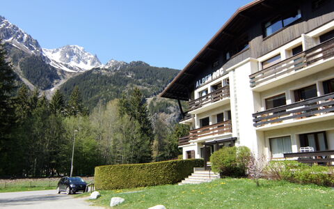 Alpen Roc: Planta, Cielo, Propiedad, Edificio, Montaña, Blanco, Ventana, Ocio, Hierba, Paisaje