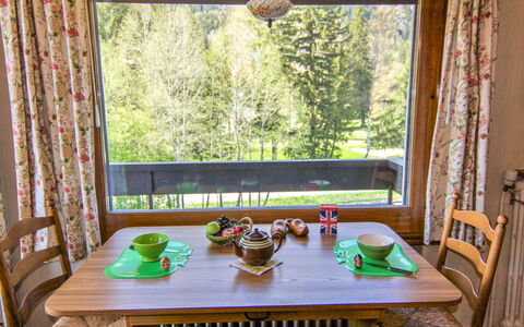 Alpen Roc: Mesa, Mueble, Edificio, Propiedad, Planta, Ventana, Vajilla, Verde, Madera, Árbol