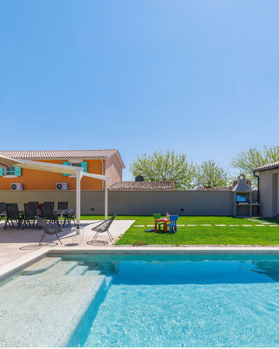 Villa Edi: Cielo, Agua, Planta, Piscina, Edificio, Azur, Sombra, Ventana, Mueble Para Exteriores, Ocio
