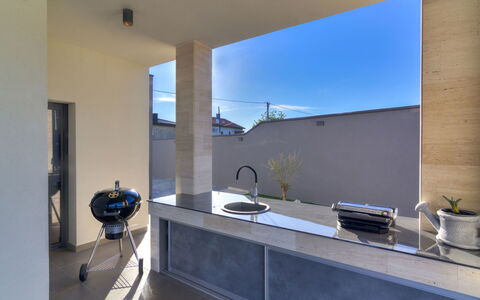 One: Agua, Cielo, Propiedad, Planta, Azur, Piscina, Árbol, Ocio, Sombra, Edificio