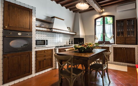 Le Due Ville: Mostrador, Gabinetes, Mueble, Propiedad, Cocina, Madera, Ventana, Encendiendo, Silla, Aparato De Cocina
