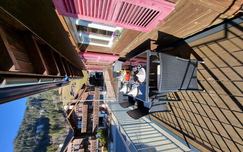 Lilo 4-Zimmer: Edificio, Madera, Árbol, Planta, Ciudad, Casa, Ocio, Simetría, Fachada