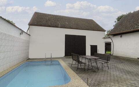 Vlhlavy U Hluboké: Edificio, Nube, Cielo, Propiedad, Planta, Sombra, Arquitectura, El Terreno Del Lote, Piscina, Diseño De Interiores