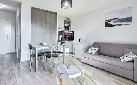 Valras Plage 110: Mueble, Piso, Suelo, Diseño De Interiores, Departamento, Habitación, Techo, Silla, Sofá, Sala