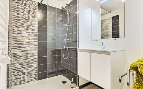 Valras Plage 110: Piso, Suelo, Diseño De Interiores, Baño, Arreglo De Tubería, Loseta, Plomería, Material Compuesto, Mueble De Baño, Ducha