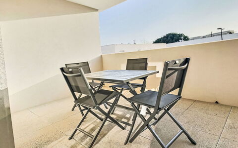 Valras Plage 110: Mueble, Silla, Mueble Para Exteriores, Suelo, Piso, Mesa, Balcón, Mesa Al Aire Libre, Departamento, Cocina Y Comedor Mesa