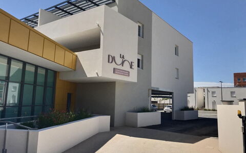 Valras Plage 110: Cielo, Planta, Edificio, Tiempo De Día, Propiedad, Árbol, Diseño Urbano, Barrio, Barrio Residencial, Plantas Leñosas