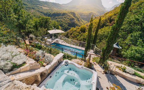 Villa Vetice: Agua, Los Recursos Hídricos, Montaña, Planta, Cielo, Paisaje Natural, Cuerpo De Agua, Vegetación, Corriente De Agua