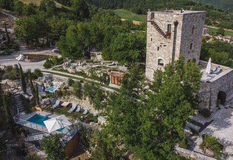 Villa Vetice: Propiedad, Planta, Edificio, Naturaleza, Árbol, Vegetación, Diseño Urbano, Barrio Residencial, Casa, Paisaje