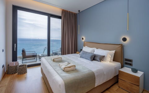 Nereid Luxury Villa: Mueble, Edificio, Propiedad, Comodidad, Azur, Madera, Textil, Almohada, Ventana, Diseño De Interiores