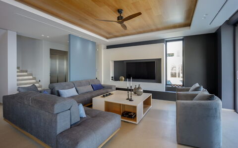 Nereid Luxury Villa: Sofá, Mueble, Marco, Propiedad, Mesa, Comodidad, Sala, Encendiendo, Diseño De Interiores, Ventilador De Techo