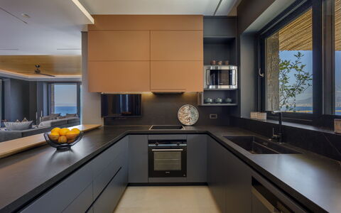 Nereid Luxury Villa: Mostrador, Gabinetes, Fregadero, Propiedad, Lavabo, Mueble, Grifo, Edificio, Estufa De Cocina, Cocina