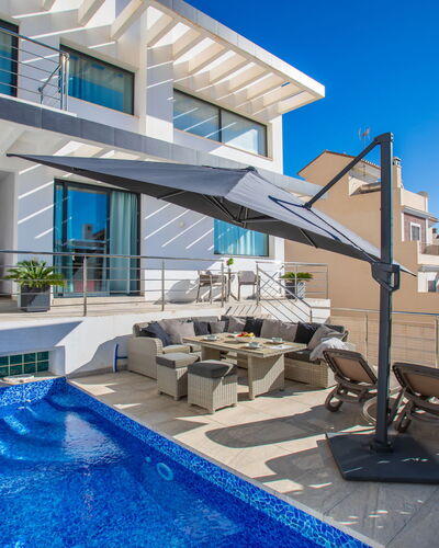 Aldea: Agua, Cielo, Propiedad, Planta, Piscina, Azur, Edificio, Sombra, Arquitectura, Mueble Para Exteriores