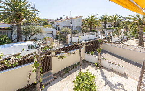 L'Estel: Cielo, Planta, Edificio, Tiempo De Día, Propiedad, Ventana, Árbol, Arquitectura, Diseño Urbano, Ocio