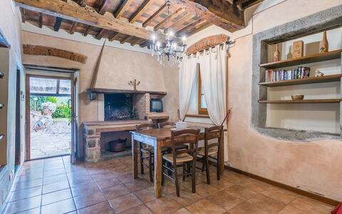 Santa Margherita: Mesa, Marco, Madera, Diseño De Interiores, Sala, Piso, Suelo, Haz, Madera Dura, Bienes Raíces