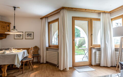Chesa Auricula 1.1: Edificio, Propiedad, Mueble, Mesa, Azur, Madera, Textil, Diseño De Interiores, Sala, Ventana