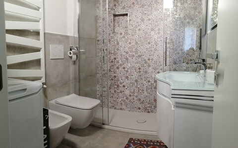 App. Il Sasso Di Olina: Arreglo De Tubería, Lavabo, Propiedad, Lavabo Del Baño, Baño, Púrpura, Espejo, Grifo, Mueble De Baño