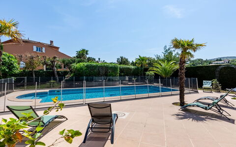 Massenet: Agua, Planta, Edificio, Tiempo De Día, Propiedad, Cielo, Piscina, Azur, Árbol, Cuerpo De Agua