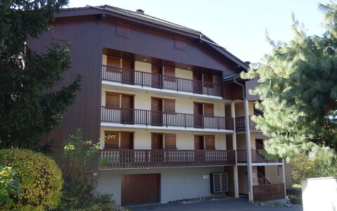 La Pointe D'Anterne: Propiedad, Edificio, Planta, Cielo, Ventana, Árbol, Diseño Urbano, Barrio Residencial, Fachada