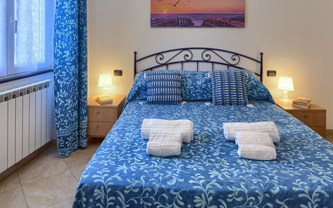 Apartments Mafalda - Levanto: Mueble, Propiedad, Edificio, Azul, Comodidad, Azur, Marco De La Cama, Madera, Textil, Cama