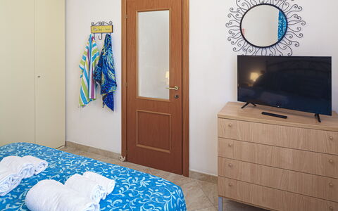 Apartments Mafalda - Levanto: Propiedad, Mueble, Gabinetes, Azul, Diseño De Interiores, Espejo, Comodidad, Madera, Edificio, Suelo