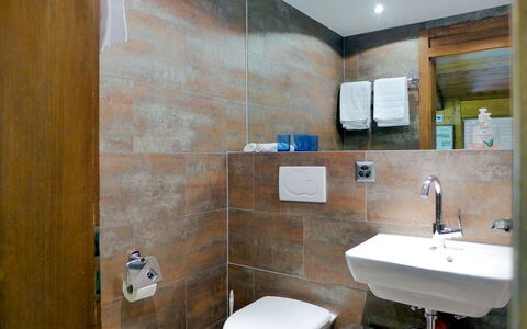Enzian 720: Marrón, Espejo, Lavabo, Lavabo Del Baño, Grifo, Arreglo De Tubería, Baño, Edificio, Diseño De Interiores, Arquitectura
