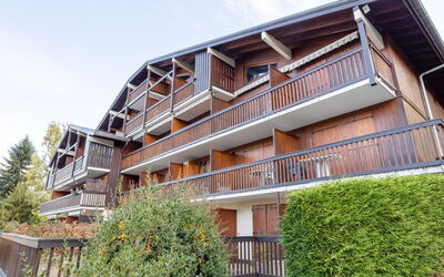 Saint Gervais 405: Cielo, Planta, Edificio, Propiedad, Ventana, Diseño Urbano, Condominio, Árbol, Barrio, Madera