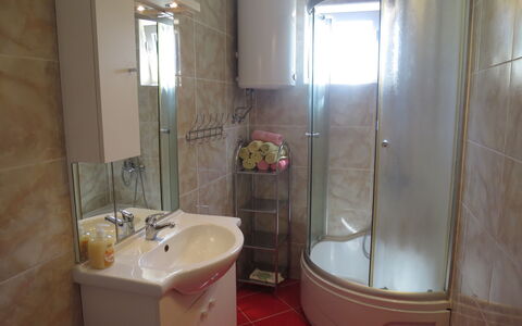 Rovanjska 121: Espejo, Grifo, Arreglo De Tubería, Lavabo, Puerta De La Ducha, Propiedad, Lavabo Del Baño, Baño, Diseño De Interiores, Edificio
