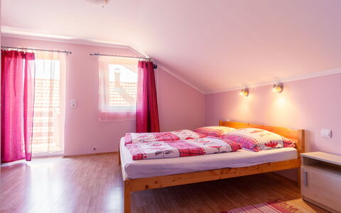 Lian: Propiedad, Mueble, Comodidad, Madera, Ventana, Diseño De Interiores, Púrpura, Marco De La Cama, Rosado, Piso