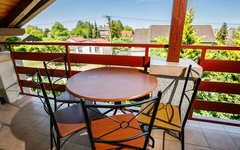 Lian: Mesa, Cielo, Mueble, Propiedad, Silla, Planta, Mesa Al Aire Libre, Edificio, Madera, Sombra