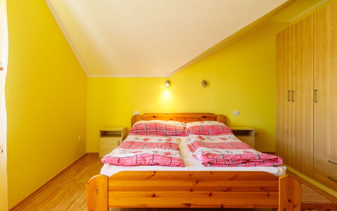 Lian: Mueble, Edificio, Propiedad, Comodidad, Madera, Textil, Naranja, Cama, Casa, Diseño De Interiores