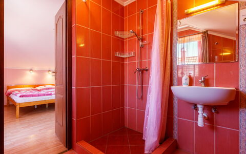 Lian: Arreglo De Tubería, Espejo, Propiedad, Lavabo, Baño, Púrpura, Diseño De Interiores, Edificio, Encendiendo, Naranja