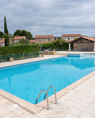 Val D'Alpilles: Agua, Cielo, Propiedad, Planta, Edificio, Nube, Piscina, Árbol, Barrio Residencial, Hierba