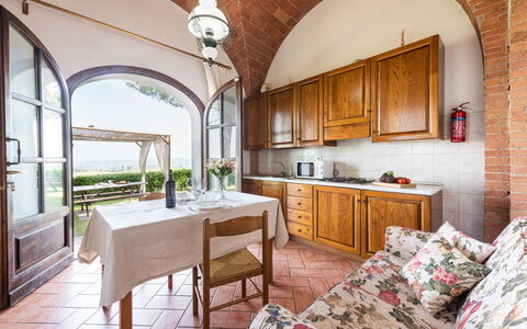 Villa Varna: Mesa, Mueble, Gabinetes, Propiedad, Silla, Mostrador, Madera, Ventana, Cajón, Cocina