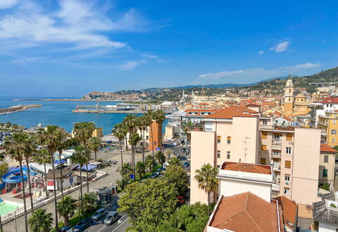 Vista Mare Borgo Peri: Nube, Agua, Cielo, Edificio, Tiempo De Día, Propiedad, Azul, Ventana, Árbol, Arquitectura