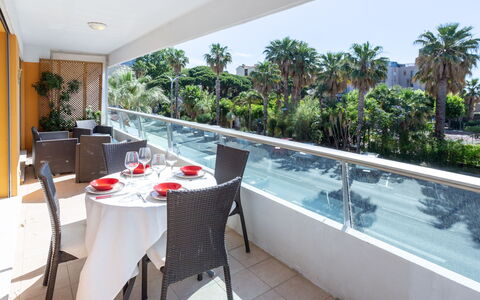 Les Palmiers: Agua, Planta, Mesa, Mueble, Propiedad, Edificio, Silla, Piscina, Sombra, Diseño De Interiores