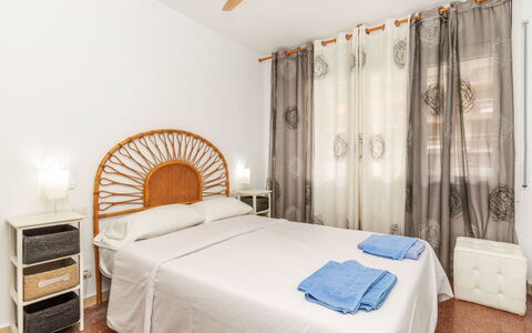 Felix: Cama, Habitación, Mueble, Diseño De Interiores, Lecho, Sábana, Suelo, Textil, Piso, Habitación