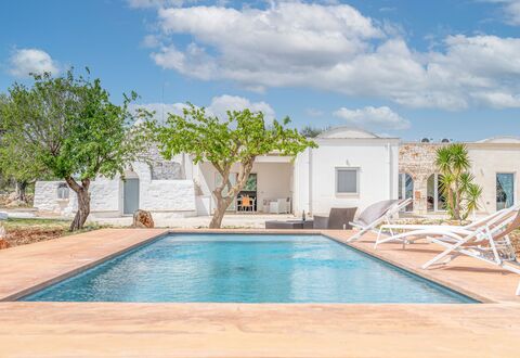 Bianco Trullo: Nube, Agua, Cielo, Propiedad, Piscina, Planta, Azur, Edificio, Sombra, Árbol